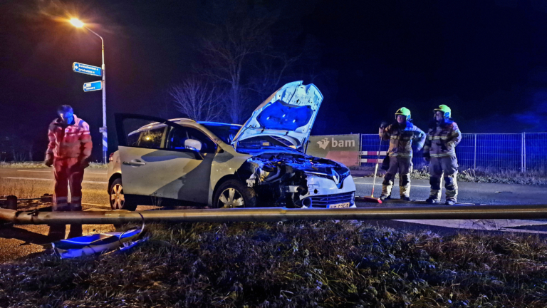 Bestuurder op N243 rijdt lichtmast om tijdens uitwijken voor auto