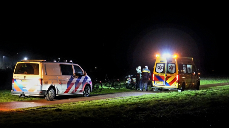 Fietser en voetganger gewond bij botsing op Nesdijk in Bergen