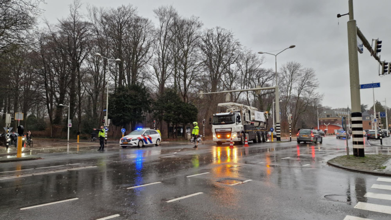 Fietsster gewond na aanrijding met vrachtwagen in Alkmaar, chauffeur meegenomen voor verhoor