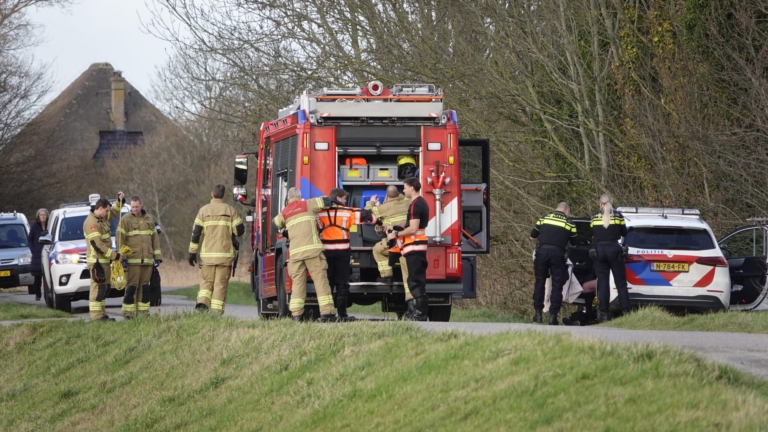 Man met booster de sloot in langs Oosterdijk in Bergen