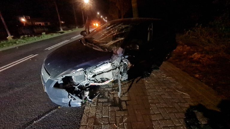 Twee mensen gewond na botsing met boom op Van Veenweg in Heerhugowaard