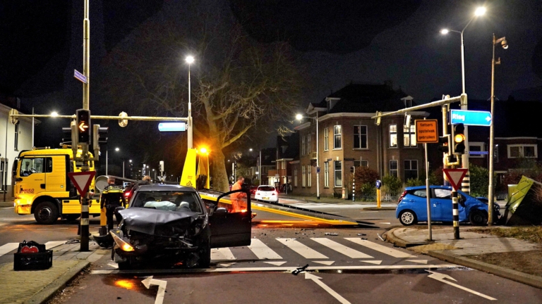 Botsing op Kennemerstraatweg in Alkmaar; drie mensen naar ziekenhuis