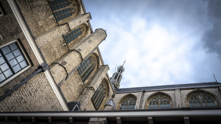Licht bij Grote Kerk Alkmaar uit om aandacht te vragen voor klimaat