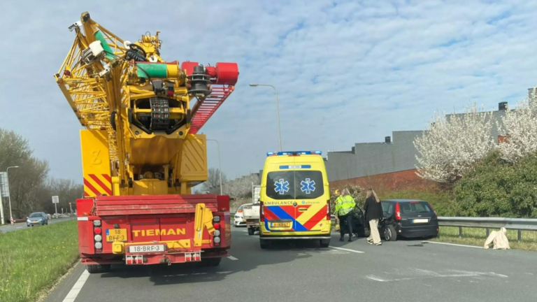 Auto slaat drie keer over de kop op Schagerweg (N245), ring afgesloten