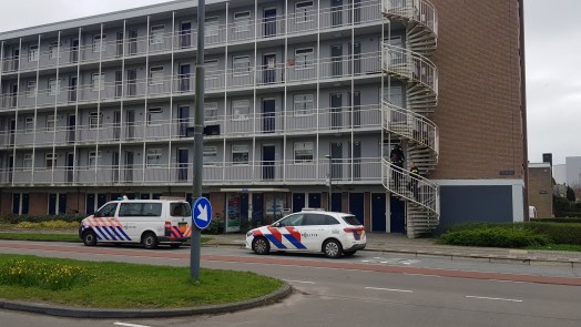 Politie valt Alkmaarse flatwoning binnen na melding vuurwapenbezit
