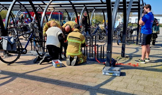 Meisje met been vast tussen spijlen fietsenstalling zwembad Hoornse Vaart