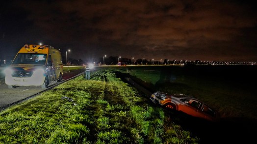 Auto rijdt sloot langs N9 in