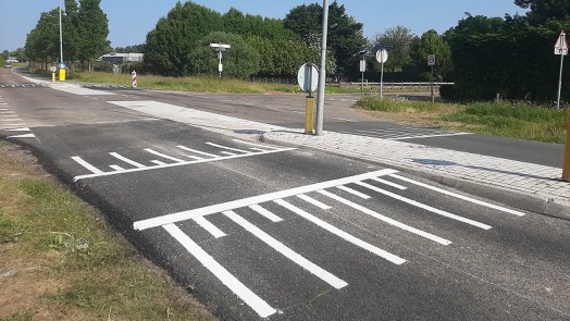 Vennewatersweg in Heiloo nu met doorgetrokken middenlijn en drempels