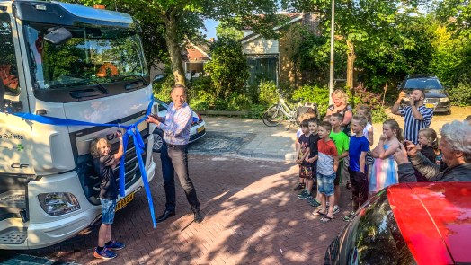 Luuk (8) en wethouder geven startsein voor nieuwe vuilwagens in Bergen