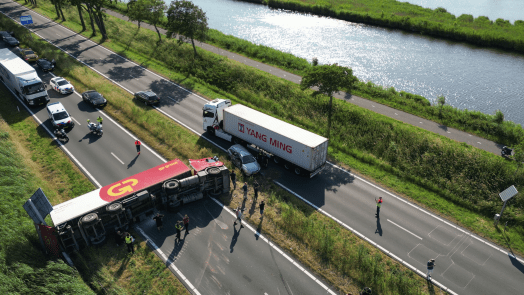 Groot ongeluk op N242: provinciale weg door gekantelde vrachtwagen in beide richtingen gestremd