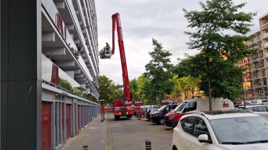 Grote brand in Alkmaarse flat: veertien woningen ontruimd