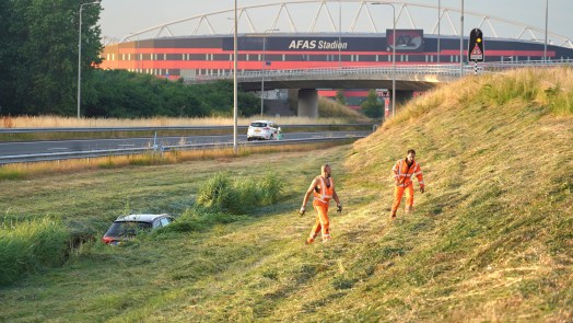 Auto belandt in sloot langs A9