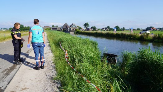 Bestuurder belandt met 45-kilometerauto in water Ursem