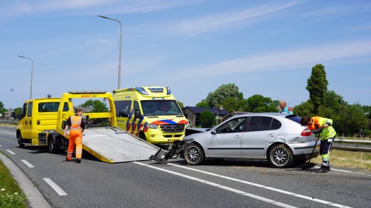 Bestuurster raakt van de weg in Bergen, vangrail moet gerepareerd worden