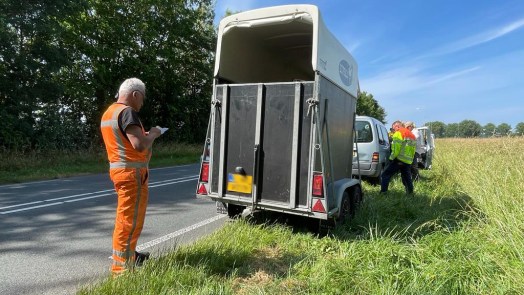 Auto botst tegen paardentrailer op Schagerweg