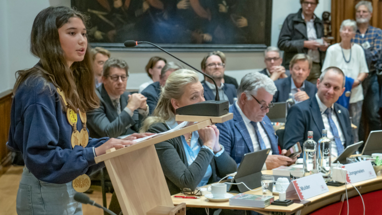 Gemeente Alkmaar zoekt opvolger voor kinderburgemeester Miya Scheltinga