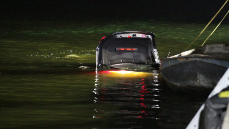 Auto te water bij zeer ernstig ongeval op N246 bij Markenbinnen