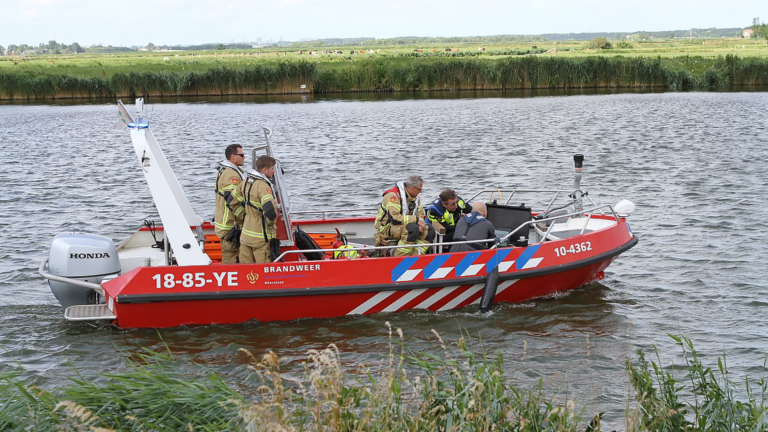 Slachtoffer van zwaar ongeluk op N246 overleden, scheepvaart gestremd voor zoektocht