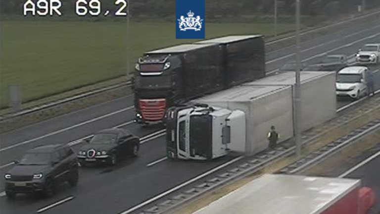 Vrachtwagen omgewaaid op A9 bij Kooimeer