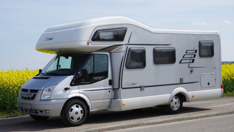 Politie rolt ‘camperbende’ op na bestelen tientallen toeristen langs de kust