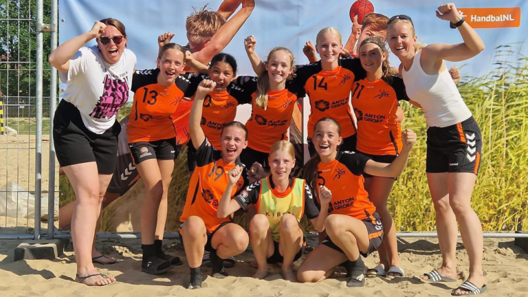 Meidenteam KSV Nederlands kampioen beachhandbal