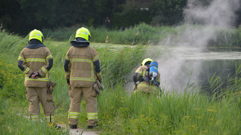 Aanlegsteiger in brand in Alkmaarse Amelandstraat, oorzaak onbekend