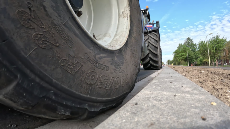 Smalle N243 voldoet aan richtlijn zegt Provincie: “Ze mogen hier eigenlijk niet rijden”