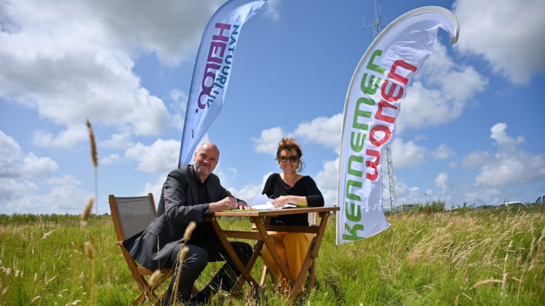 Kennemer Wonen en gemeente Heiloo tekenen voor rond 220 betaalbare woningen