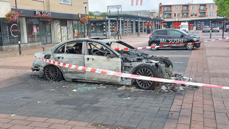 Raadhuisplein in Heerhugowaard opgeschrikt door autobrand