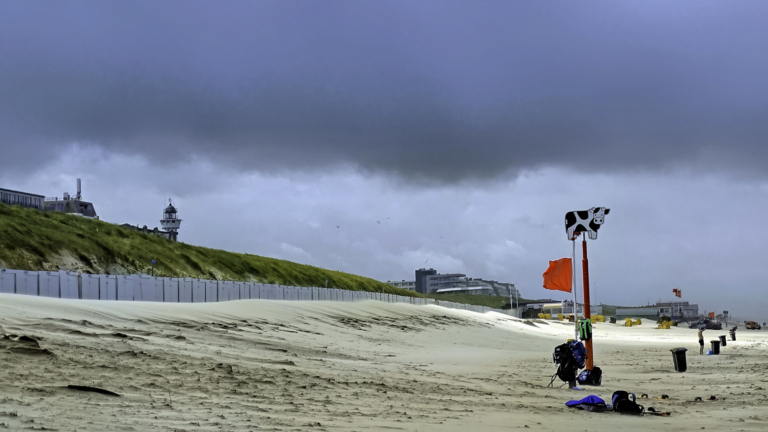 In beeld: onstuimige zondag in Egmond aan Zee