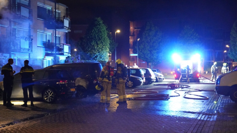 Brandstichting niet uitgesloten: twee auto’s in vlammen op in Heerhugowaard