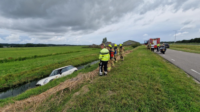 Auto raakt te water langs Rijksweg N9 bij Schoorldam