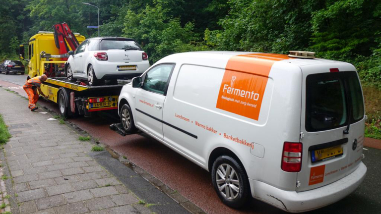 Aanrijding van busje van bakkerij met personenauto veroorzaakt veel schade in Schoorl