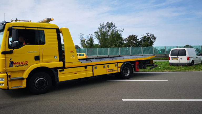 Auto belandt in middenberm N242 en rijdt tegen lantaarnpaal