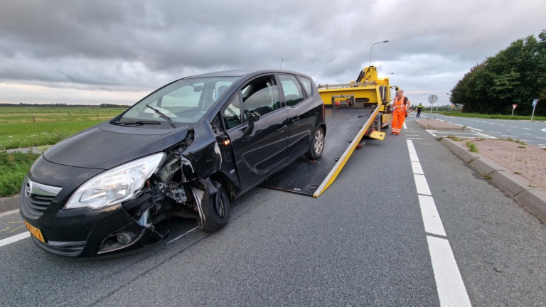 Man laat vernielde auto midden op Hoeverweg achter na eenzijdig ongeval