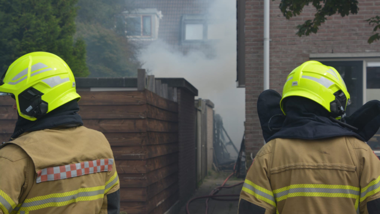 Grote vlammen bij schuurbrand in Alkmaarse woonwijk