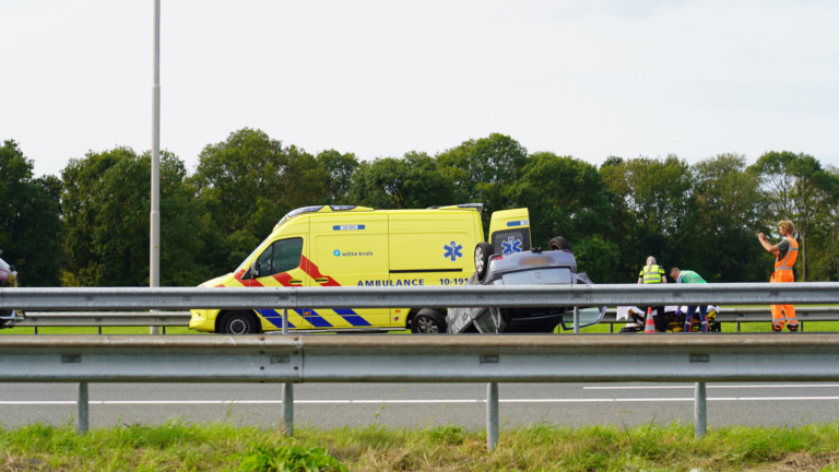 Auto belandt op de kop na aanrijding A9