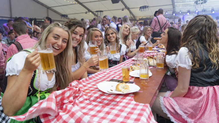 Duitse sferen op Alkmaarse Paardenmarkt: eind september is ‘Oktoberfest’