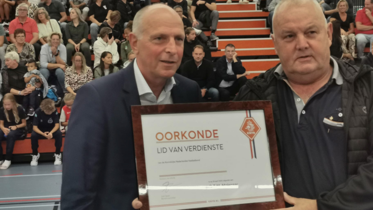 Heerhugowaarder Ad Molenaar krijgt eervolle erkenning van KNVB