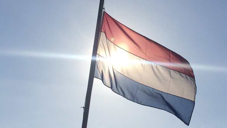 Ook in Alkmaar hangt de vlag halfstok voor aardbevingsslachtoffers Marokko