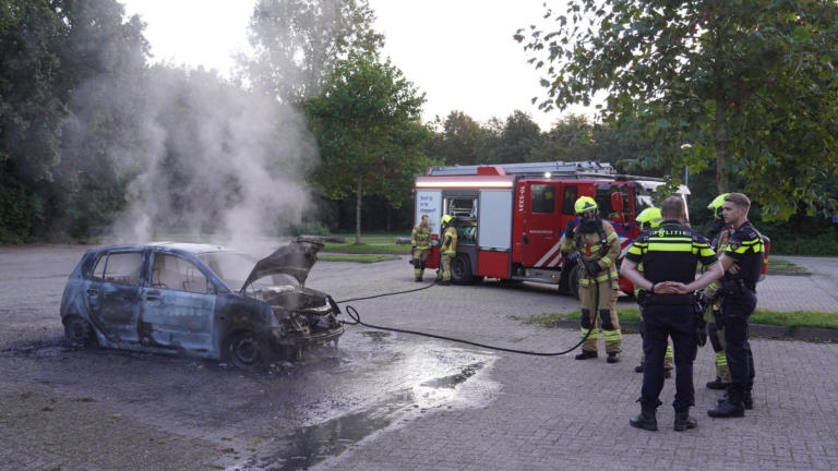 Auto brandt volledig uit in Noord-Scharwoude