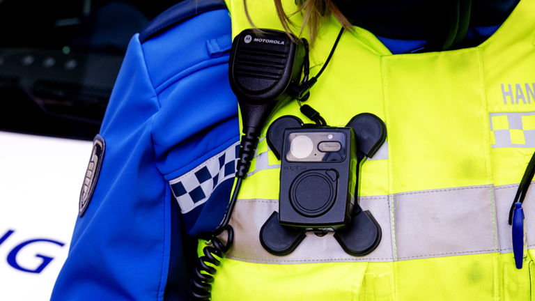 Politie doet ‘steeds minder’ in Dijk en Waard, BOA’s krijgen handboeien en bodycam
