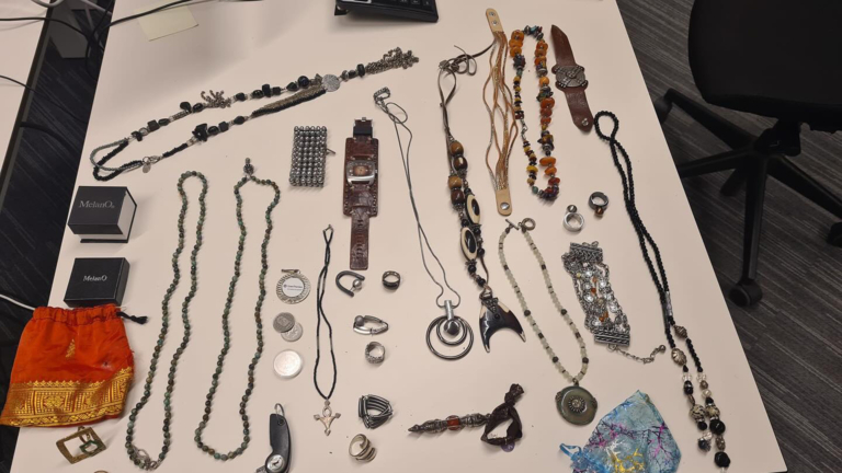 Verzameling sieraden gedumpt in bosje bij parkeerterrein Sportpark De Nollen