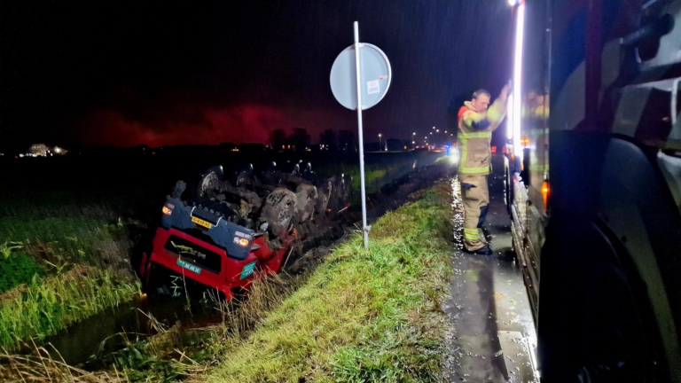 Vrachtwagen ondersteboven in sloot langs Nauertogt