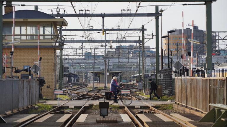 Met de trein over de Afsluitdijk: spoorlijn Alkmaar-Leeuwarden onderwerp van onderzoek