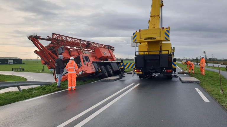 Twee gewonden bij zware botsing tussen auto en kraanwagen op N246