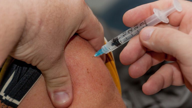 Rechter geeft Alkmaarse scholenkoepel gelijk: medewerker met kritiek op vaccins terecht ontslagen