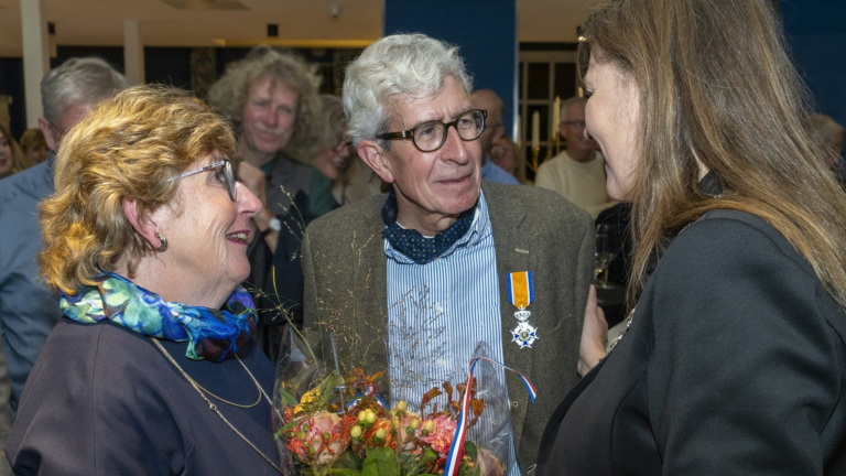 Alkmaarse tandarts Tim Meijer bij zijn afscheidsreceptie geridderd