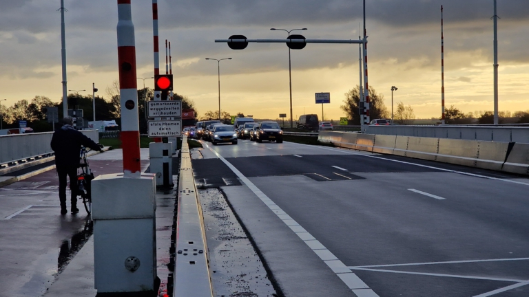 De lichten staan op rood en vervolgens… staat er een lange file voor de Leeghwaterbrug