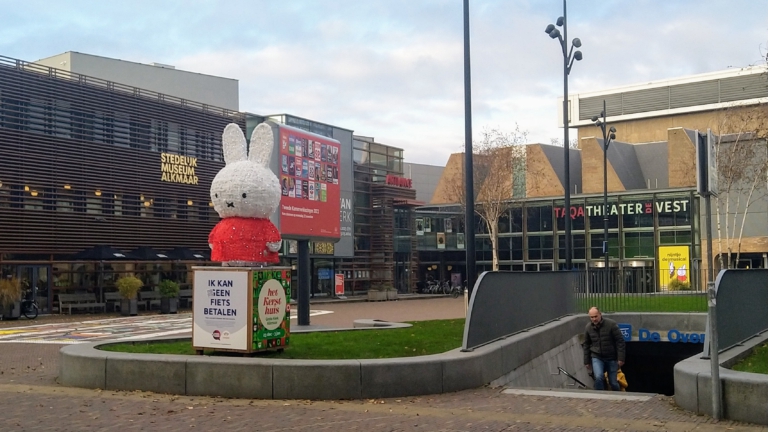 Nijntje verschijnt op Alkmaars plein: “Ze steunt het goede doel”